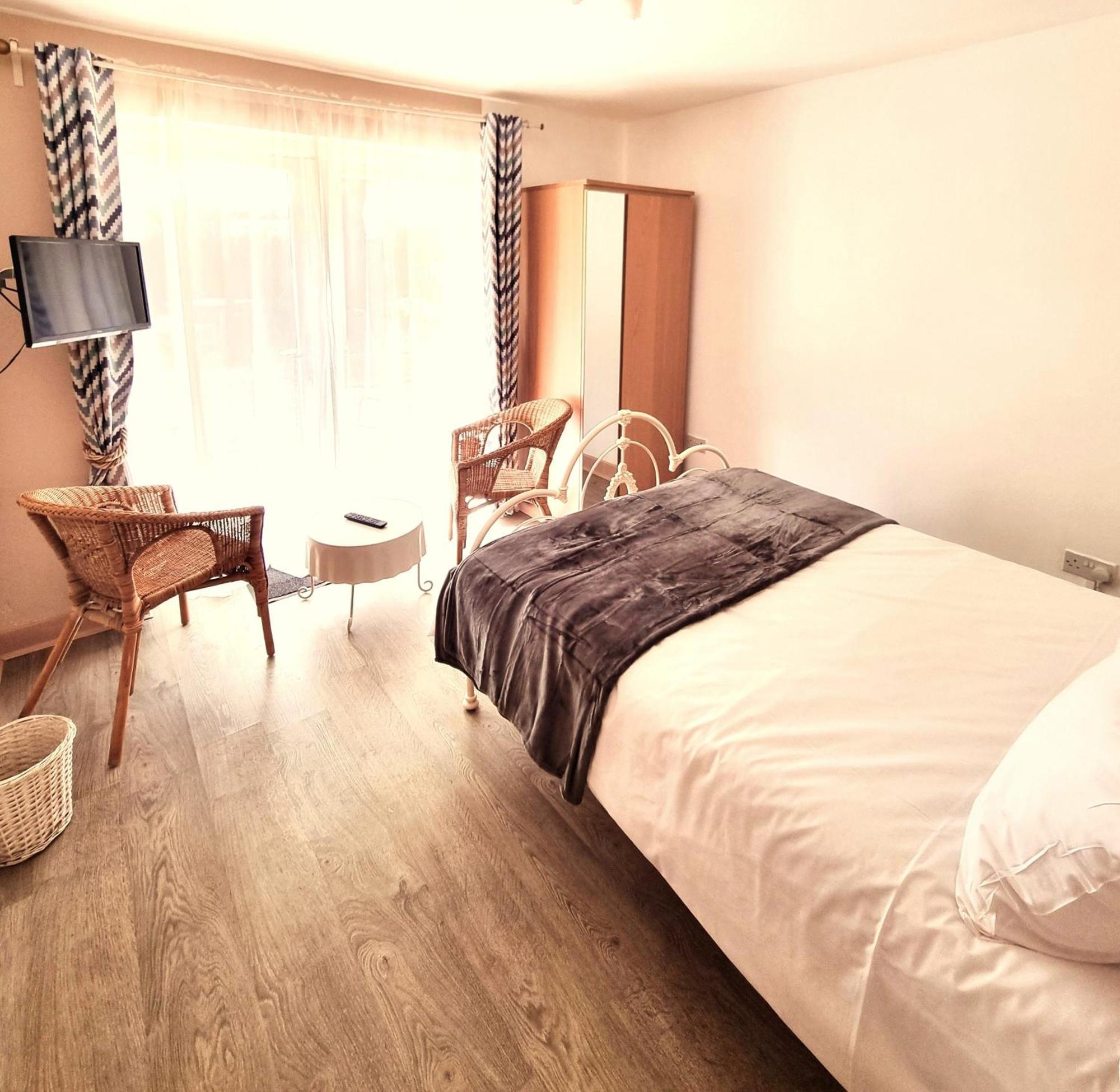 Oak Tree Rooms Ltd Brockenhurst Exterior photo